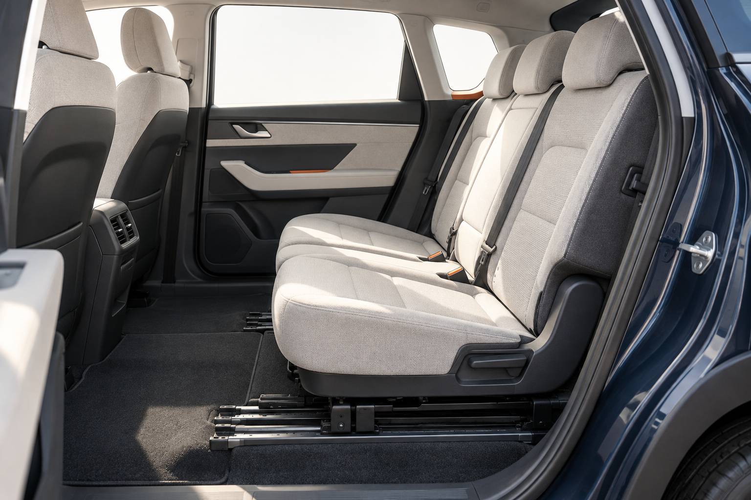 Détail d'une banquette arrière coulissante sur rails d'un SUV